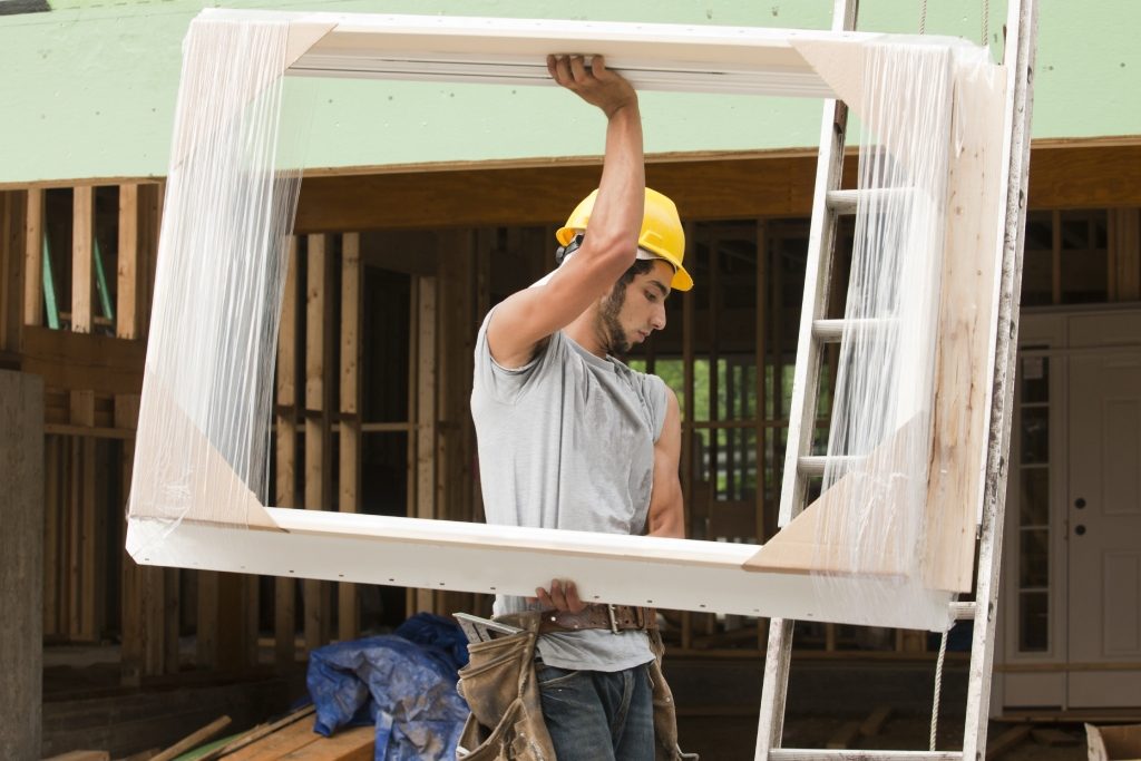 Pose de fenêtre avec artisan