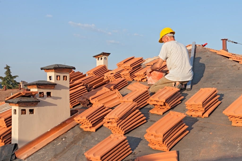 pose de tuiles avec un professionnel